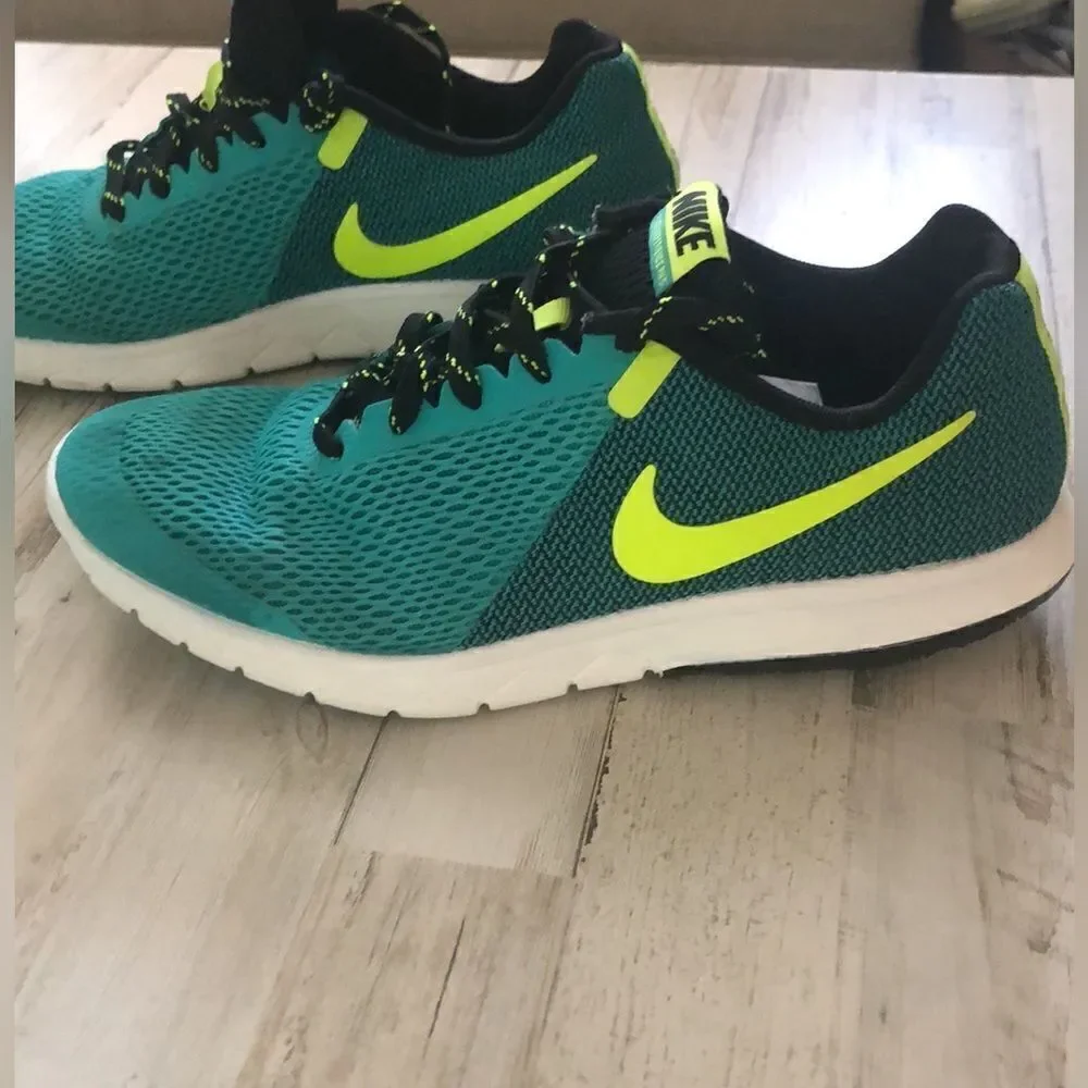 Bundle lady’s Nike flex Sz 8 & Nike shorts  Sz Sm